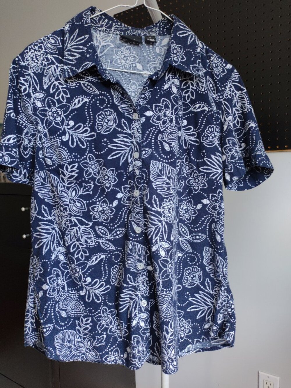 Erika women's short sleeve button down shirt size M Medium cotton blend